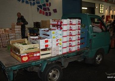 Met speciale kleine wagentjes worden de bestellingen vervoerd