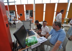 Drukte bij Joost Veenman van HortiMax. Joost presenteerde de CX500 procescomputer. De CX500 is volledig naar de wensen van de tuinder 'op te bouwen'. De computer groeit als het ware met de ondernemer mee, hij is vanuit een simpele basis gemakkelijk uit te breiden naar een complexere setting.