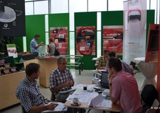 Collega's Roger Abbenhuijs en Henk van Esch van Onder Glas in gesprek met Rob Wientjes van Climeco