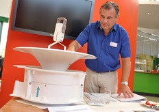 Dan Roumen van Vostermans Ventilation met de V-FloFan, een verticale recirculatieventilator.