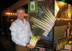 Perry Kuilboer van Bejo Zaden toont het nieuwe ras Curling, geschikt voor de herfstteelt. Na drie jaar proeftelen kan Curling nu breeduit de markt in.