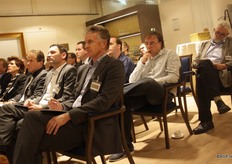 De zaal zat vol genodigden.