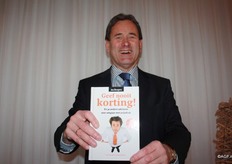 Jos Burgers met zijn boek en slogan.