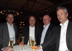 Bankier aan het bier: De mannen van Rabobank Westland genieten zichtbaar. V.l.n.r: Kees de Jonge, Peter de Bruin, Joost Verheijen en Marcel Eek