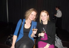 Naast foto's maken hadden Gertrude Snoei en Kelly den Herder van AGF.nl en AGF Primeur nog heel even tijd voor een wijntje