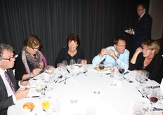 Aad van Daalen en Rob Mulder met eega's en Corrie Visbeen