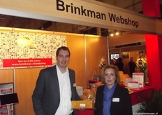 Rob Helderman en Patricia Hak van de Brinkman Webshop. Zij stonden daar met overheerlijke cake