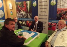 Blik in de stand van Dalsem. Links Dick de Jong, rechts Ton Schrover