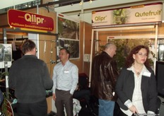 Cor Pellikaan en Lesley hebben veel geïnteresseerden in de stand.