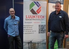 Albert van Dam en Twan Lukassen bij het nieuwe LuukTech logo