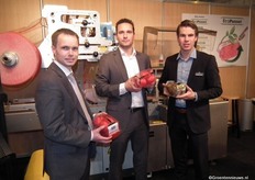 De mannen van Freshpack mochten pas naar huis als de nieuwe machine verkocht was. Het apparaat werkte eerst met een combinatie van film en net, maar heeft nu geen film meer nodig. Daardoor is het goedkoper verpakken en concurreert het net met flowpacking, aldus Alwart Boers, Romke van Velden en Evert-Jan Wassink.