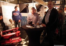 Continue drukte in de stand van Pentakeep. Cor den Hartog en Bas van Schie