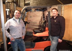 Dreamteam Jan de VInk en Joey van de Burgh van Prins Maasdijk bij de vorkheftruck van Toyota.