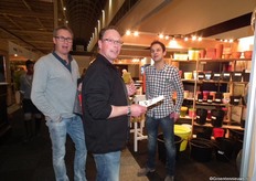 Willem Keessen en Hans Reems bekijken de spullen van Jobu bij de stand van De Kievid Tuinbouw