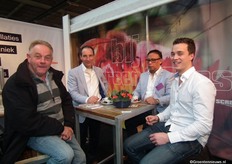 Kees Hoogervorst en Arno Steekingburg van Syngenta bij Paul Barendse en Ron Groeneveld van Screen4Seasons. Waarom? Dat leest u op Groentennieuws.