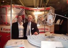 Het vriendelijke team van Nivola nam de tijd om het systeem voor verticale kasventilatie te tonen. Op de foto Henk de Groot en Lisanne Zwetsloot.