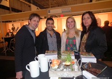 Een deel van het team van Voorne Putten op bezoek in de stand. Van links naar rechts: Richard, Roy, Michelle en Bianca