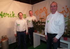 Rene Ratterman, Corne Goudriaan en Kees Verkerk van Van Nifterik. Niet op de foto: de enorme ballon die de stand al van verre aangaf