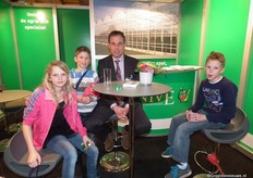 Jonge, maar enthousiaste aanloop bij Unive. Sara, Jeroen en Cesar wilden van Koen van den Berg alles weten over de beurs.