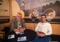 Bekende gezichten: Peter Klapwijk en Willem Valstar hadden op donderdagavond nog ruim tijd voor een praatje.