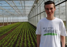“Veel mensen weten niet wat wat is”, vertelt Dico Meerkerk, die al twee jaar regelmatig bij Holland Kruiden werkt en tijdens Kom in de Kas uitleg geeft over de teelt. “Ze kennen het wel, maar herkennen het niet als het nog in de grond staat.”