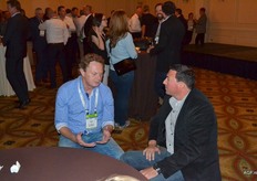 Peter Jens druk in gesprek