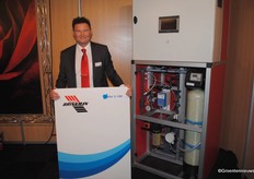 Ben Peters van Royal Brinkman met de ECA-Unit.