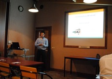 Presentatie van Lex Wubben of de Demokwekerij Westland. Middels Demonstratie, Kennisoverdracht en Onderzoek ondersteunt de Demokwekerij innovatie in de tuinbouw.