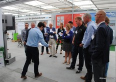 Voorbeeld van innovaties door samenwerking met andere sectoren is het elastische schermdoek van Elasol. De elasticiteit van het materiaal komt uit de kledingsector, van een bedrijf dat stretch kleding en trainingspakken fabriceert. Voor de tuinbouw biedt dit mogelijkheden om constante instraling te realiseren.