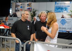 Ook de mannen van Prins volgden de wedstrijd ingespannen.