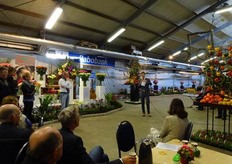 Zaterdag 11 april was in Business Center Klazienaveen de officiële opening van Kom in de Kas, welke verricht werd door gedeputeerde Ard van der Tuuk. Mede namens de vorige gedeputeerde Rein Munniksma sprak hij zijn waardering voor de tuinbouwsector uit. Deze regio draagt substantieel bij aan de landelijke exportwaarde van de glastuinbouw en de werkgelegenheid in dit gebied. Ook de bijzondere samenwerking met het AOC (Agrarisch Opleidings Centrum)Groene Welle uit Zwolle werd geroemd. De BCK was dan ook prachtig versierd met bloemstukken, stellages met paprika’s en komkommers met daarin verwerkt het thema ‘tuinbouw daar zit muziek in’. Van der Tuuk benoemde de handelsproblematiek met Rusland en de veerkracht van de sector. Aandachtspunt voor de sector is de innovatie van duurzame energievormen waarbij Van der Tuuk de steun van de Provincie benoemde. Tot slot complimenteerde hij het bestuur van de promotiegroep Kom in de Kas hoe zij met vele vrijwilligers het evenement van de gemeente hee