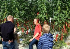 Interesse voor jong en oud voor de fraaie, nieuwe kas.