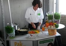 In acht Kom in de Kas regio’s organiseerde Colourfultaste een kookdemonstratie met paprika’s. De koks bereidden een heerlijke gerecht met verschillende kleuren paprika’s, de smaakvolle paprikachili. Uiteraard konden de bezoekers de paprika’s ook rauw proeven. Er stonden flinke rijen met bezoekers die het gerecht graag wilden proeven, zoals in het Westland bij Gerard de Haas.