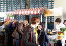 Er stond een rij met wachtende bezoekers voor het lekkere gerechtje met paprika, verzorgd door Colourfultaste.