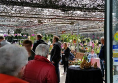 Er wordt aandachtig geluisterd naar de uitleg over orchideeën bij Rheinart Orchideeën.