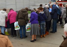Het was druk aan de tafel waar bezoekers gratis stekmateriaal van mochten meenemen