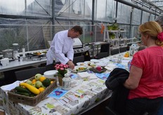 In een hoek van de kas maakte een professionele kok verschillende salades en soep met louter ingrediënten die hij zo uit de kas plukte.