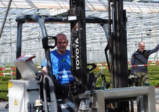 Omdat er zoveel bezoekers waren, bleef Cor maar op en neer rijden!