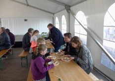 Omdat het bedrijf van de familie Hereijgers het enige bedrijf was in de verre omgeving dat meedeed aan het programma “Kom in de Kas” was de toeloop erg groot op beide dagen.