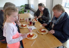 Frank en Carola waren er blij mee want ze beseffen het belang van de mogelijkheid om de burger kennis te laten maken met het productieproces op een glastuinbouwbedrijf maar ook te laten zien hoe dat in zijn werk gaat tijdens de oogst van asperges.