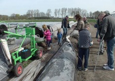 Frank en Carola waren er blij mee want ze beseffen het belang van de mogelijkheid om de burger kennis te laten maken met het productieproces op een glastuinbouwbedrijf maar ook te laten zien hoe dat in zijn werk gaat tijdens de oogst van asperges.