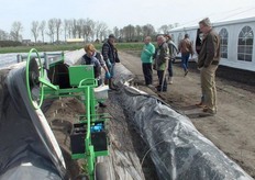 Een deel van het aspergeareaal is zo ingericht dat onder de wortels van de asperges de grond via een buizensysteem kan worden verwarmd zodat de teelt sterk kan worden vervroegd en de aanvoer relatief vroeg van start gaat.