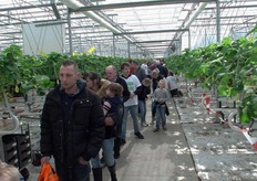 Bij de aardbeien hebben ze de teelt zo geregeld dat er een voortdurend aanbod is tijdens het uitgekiende groeiseizoen. Wanneer het in het voorjaar zover is dan wordt dat duidelijk aangekondigd met een groot reklamebord met daarop de slagzin ‘Ze zijn er Weer”…