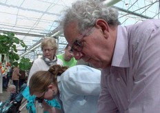 Jong en oud in de kassen.