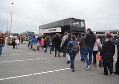 Vanaf het veilingterrein van FloraHolland reden er pendelbussen van en naar het wandelgebied in de regio Westland