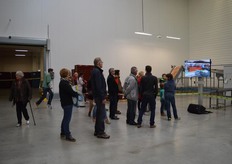 In de verpakkingsruimte werd uitleg gegeven over het sorteer en verpakkingsproces van de tomaten bij Looije.