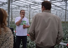 Door de medewerkers wordt uitleg gegeven over de Aechmea Primera's (Bromelia).