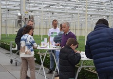 De bezoekers kregen uitleg over de gewasbeschermingsmiddelen die gebruikt worden bij de teelt van chrysanten.