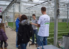 De bezoekers krijgen uitleg over de schadelijke insecten en hoe deze onder controle te houden.