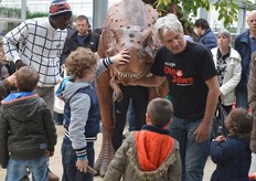De kinderen vinden de dinosaurus erg interessant.